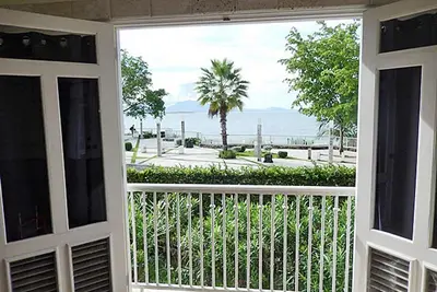 Groundfloor 1bd 1bth condo, guest-friendly, pool, steps from sandy beach\/shops!