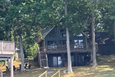 Image de Lake Perfection! Majestic views, A+ Location, Two story dock. Pristine and comfy