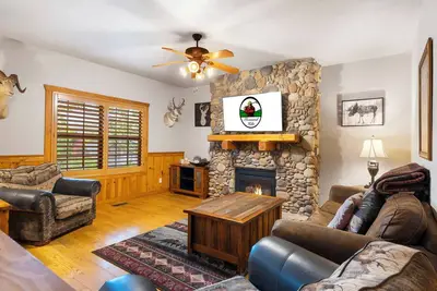 Image de Unwind and Relax! Walk-in Log Cabin with Gas Fireplace and Screened Balcony