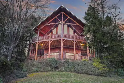 Image de Waters Edge Lodge, an Incredible dog-friendly cabin that is perfect for family gatherings.