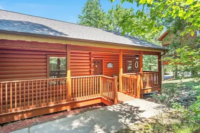 Image de 2 Queen Br Cozy Walk-in Log Cabin close to Branson Entertainment