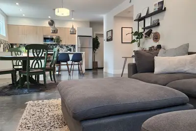 Image de Great Mountian Views-Modern-Bright-Spacious-Clean