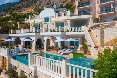 Luxury 5 Bedroom villa-Large pool, Sauna & stunning views