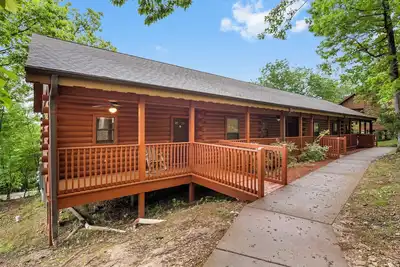 Image de Walk-in, One-Level Cabin with Jacuzzi Tub & Fireplace - Close to Shows!