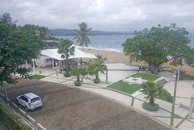 Guest-friendly 1bd condo with sea views, pool, on sandy beach, near shops\/bars