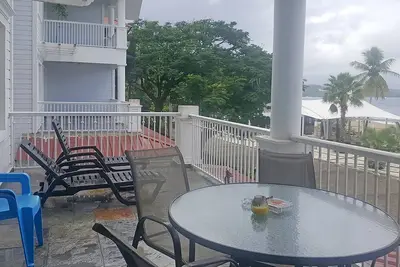Image de Guest-friendly beachfront 2bd apt with sea views, with pool, near shops\/bars