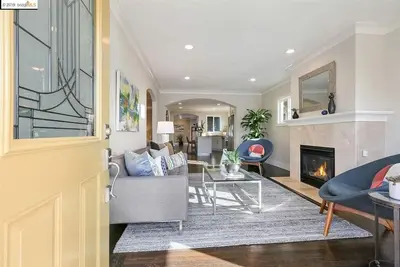 Image de Entire Home with Fenced Backyard & Veggie Garden and Fire Pit!