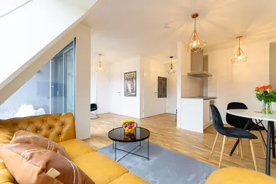 Image de ♛Luxurious Retreat | Mins to City Center + Balcony