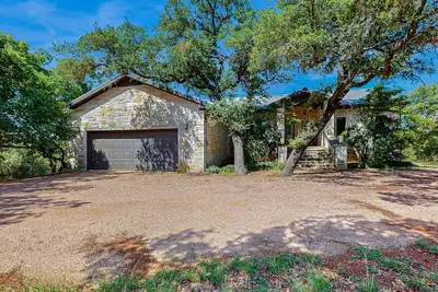 Image de Contemporary dog-friendly house w/ private gas grill, hot tub, & outdoor pool