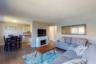 Image de Lovely Top-Floor Condo w/Free WiFi, Private Balcony, Gas Grill, and Views