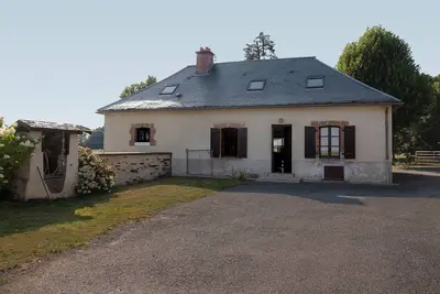 Image de maison de campagne rénovée