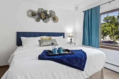Image de King Bed - Near Froedtert - Fast WiFi