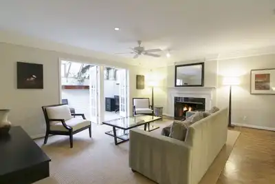 Image de Charming, dog-friendly townhouse w/private gas grill, patio, & near downtown