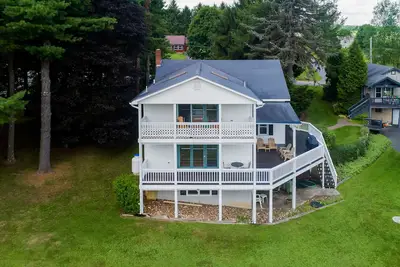 Image de Spacious rural escape with wrap-around deck, grill, & fireplace