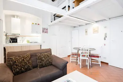 Image de Functional 30sqm apartment, well furnished, that can accommodate up to 4 people. Located on the third floor, without lift, of an historic Florentine building few steps away from Palazzo Medici Riccardi and 3 minutes walk away from the Duomo. The apartmen