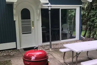 Image de A cozy little cottage located one block from Lake Michigan's Newcome beach