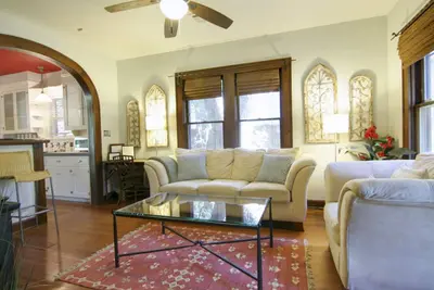 Image de Modern dog-friendly Austin home super close to downtown with patio, W/D, kitchen