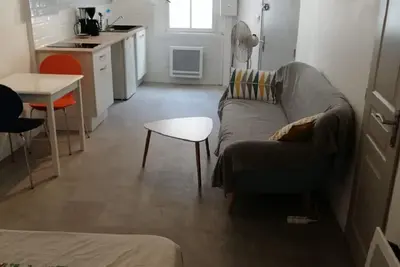 Image de Renovated studio ideally located in the center of Sète. Large queen size bed.