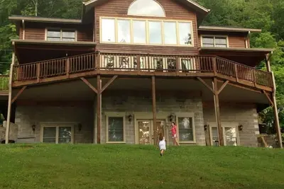 Image de Large lakefront retreat with huge dock, sun deck, kayaks and hot tub;<br>