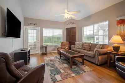 Image de Luxury Golf Condo with Beautiful Course View from Sunroom