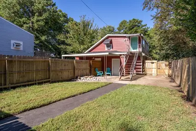 Beachside Retreat for 4 – Walk to Buckroe Beach!