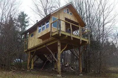 Image de Cozy warm treehouse with Amazing views! Winter Paradise! Hike from cabin