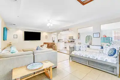 Image de Pleasant beach home with central Ac, deck & work space - walk to beach & dining
