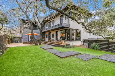 Image de Stunning dog-friendly house w/private gas grill & deck -steps to South Congress