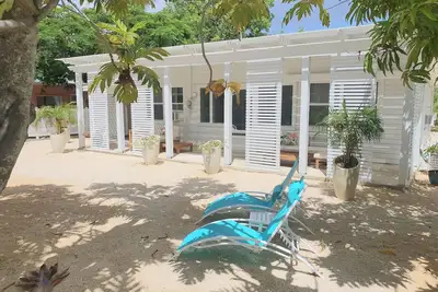 Nature Escape Getaway w/ in-room dining service & amenities/3bdrm 1bth/sleeps 5