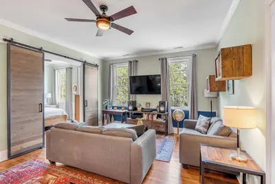 Image de Exquisitely Decorated Downtown Charmer