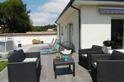 Image de Maison chaleureuse avec jardin et piscine hors sol