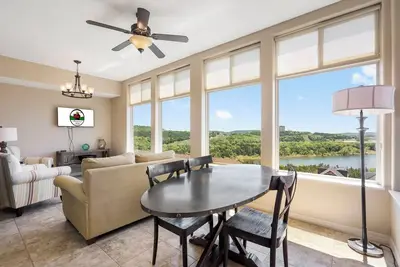 Image de Branson Getaway • Sunroom + Balcony + Stunning Table Rock Lake View
