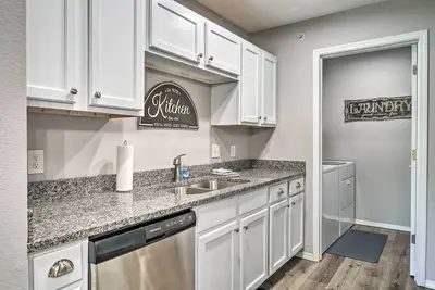 Image de Cozy Condo w\/ Pool Access, 5 Mi to Table Rock Lake