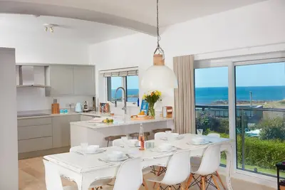 Image de Step inside this gorgeous retreat where upside down living takes full advantage of the sea views.