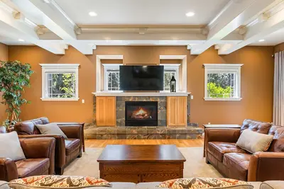 Image de Sleeps 18! Highly reviewed, price slashed for September and October 2025!