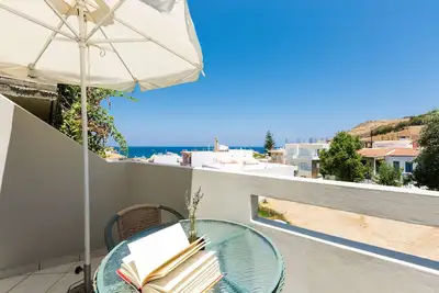 Image de An open space studio with fully equipped kitchen accommodating up to three.