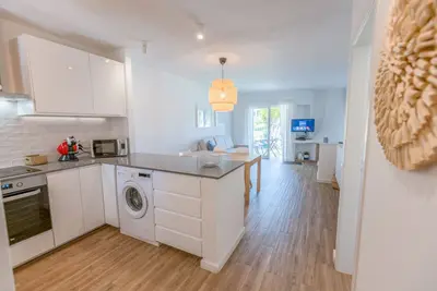 Image de Newly updated 2 Bed 2 Bath Poolside Apartment withAC & Wifi