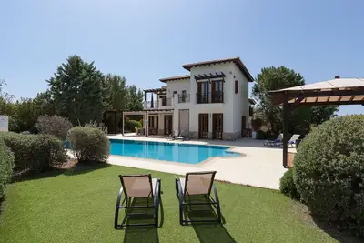 Image de Villas superieures Aphrodite Hills | Villa Superieure 0135 | Climatisation | 5 chambres | Paphos
