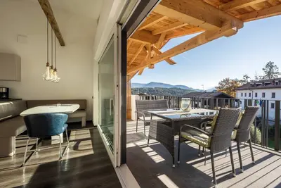 Image de Appartement \"Latemar - Schlosserhaus 31\" avec balcon et vue sur les montagnes