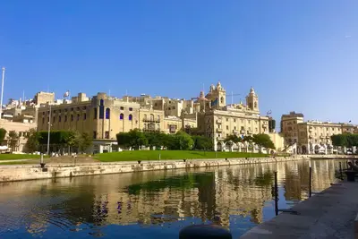 Image de Maisonette with large roof terrace 10 min walk to Three Cities