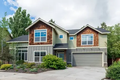 Image de Private Hot Tub ~ Dog Friendly ~ Trail access to Pilot Butte ~ Fireplace