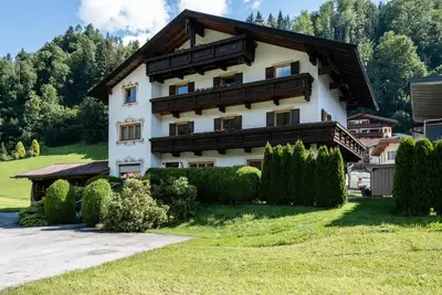 Image de Appartement de groupe près bois – skibus devant