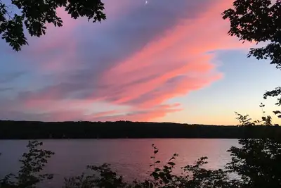 Image de Secluded house on Skaneateles Lake with long lakefront