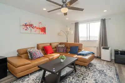 Image de Just Renovated 3 Br/2 Bath/Parking & Downtown view