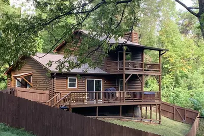 Image de Private Log Home Close To Everything/ Pet Friendly/ Hot Tub