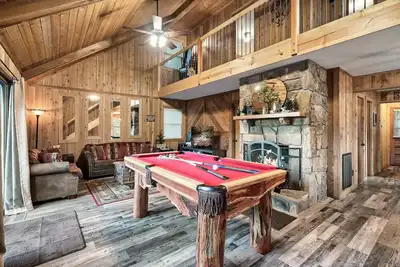 Image de Cozy Rustic Cabin - Hot Tub, Fireplace, Pool Table, & View!