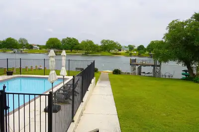 Image de Elm Lodge - Lake House w/ Pool, Dock, 100' Lake Front, Large Yard w/ Great Views