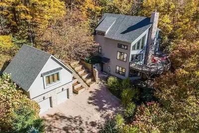 Image de Reconnect with family & friends at our large, private, stylish Wintergreen home