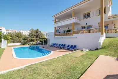 Image de Maison de vacances \"Villa Do Lago\" avec vue sur la mer, balcon, jardin et piscine