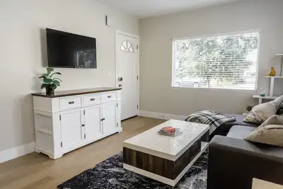 Image de 2br Glendale House: Fully Remodeled in 2024 w\/ Private Fenced Patio & Parking p4